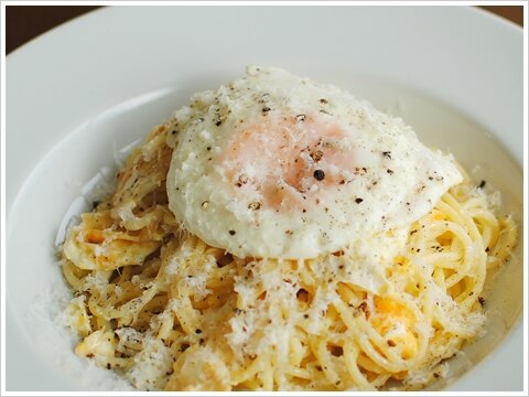 目玉焼きとペコリーノのスパゲッティ